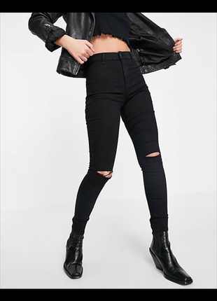 Джинсы denim с дырками на коленях.