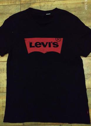 Мужская футболка бренда levi's.