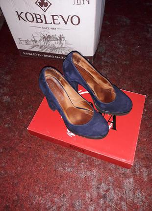 Туфлі з натурального замшу темно-синього кольору, на каблуку та платформі. можливий торг.4 фото
