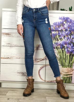 Джинсы скини с вышивкой 1+1=3