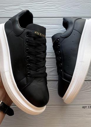 Стильные мужские базовые чёрные кроссовки кеды на белой платформе