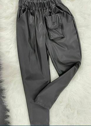 Черные кожаные брюки джоггеры с чехлом для телефона р. 146-164