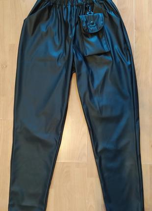 Черные кожаные брюки джоггеры с чехлом для телефона р. 146-1642 фото