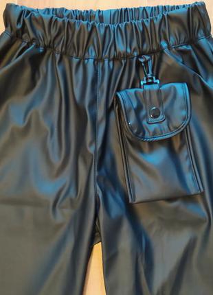 Черные кожаные брюки джоггеры с чехлом для телефона р. 146-1643 фото