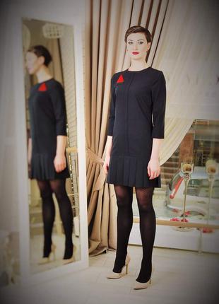 Чёрное платье с юбкой со складками1 фото