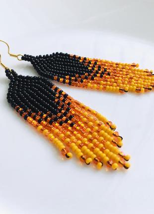 Черно-оранжевые серьги из бисера с бахромой, сережки на хеллоуин3 фото