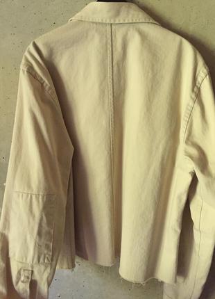 Молочная укороченная куртка рубашка необработанный край7 фото