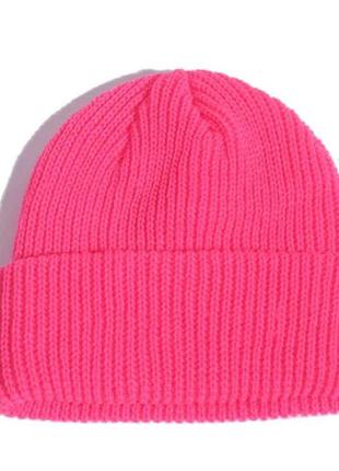 Короткая шапка вязаная мини бини ярко-розовый1 фото