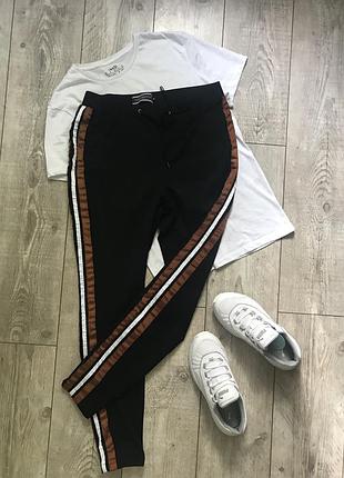 Штани в спортивному стилі з лампасами free quent
