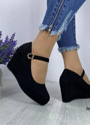Женские замшевые туфли с ремешком3 фото
