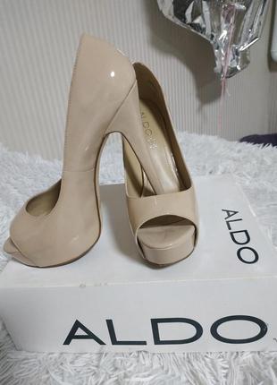 Туфлі на шпильці