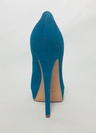 Голубые туфли на высокой шпильке8 фото