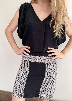 Guess шёлковое платье чёрное с принтом