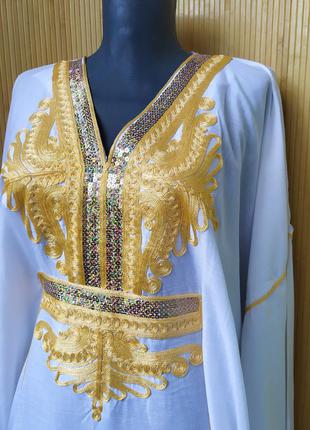 Длинное платье в этно стиле с вышивкой белое с золотом оверсайз  абая / галабея5 фото