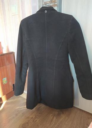 Демисезонное драповое пальто, размер м, с поясом и капюшоном отстегивающимся. потеряны 2 пуговицы.2 фото