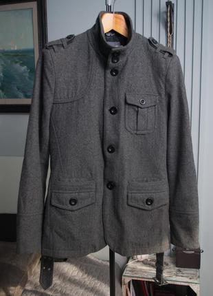 Приталенное теплое пальто hm 46р s мужское шерстяное классическое серое