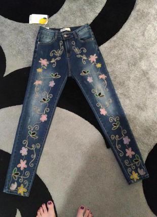 Крутые джинсы с вышивкой1 фото