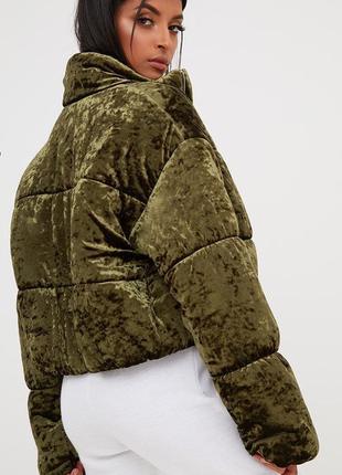 Велюровая объёмная куртка пуффер укороченная в цвете хаки2 фото
