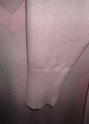 Нежньій свитерок с вьірезом2 фото
