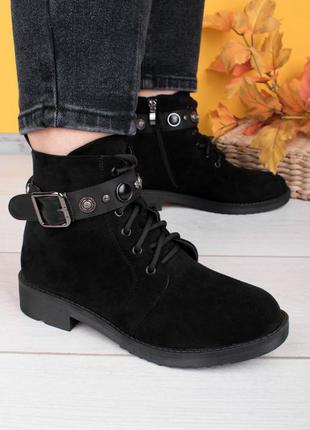 Стильные черные замшевые осенние деми ботинки низкий ход короткие с ремешком