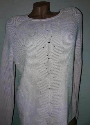 Красивий жіночий світер