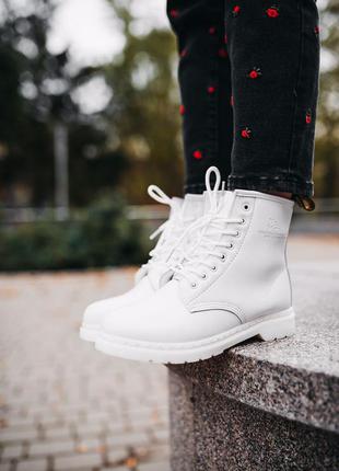 Білі жіночі черевики мартінс на хутрі1 фото