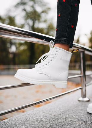 Білі жіночі черевики мартінс на хутрі5 фото