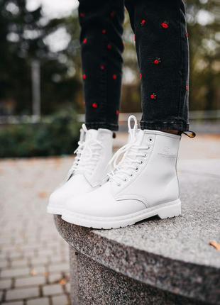 Білі жіночі черевики мартінс на хутрі2 фото