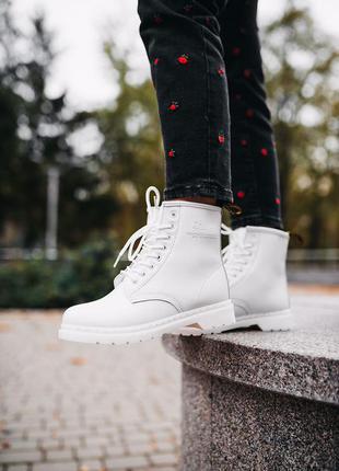 Білі жіночі черевики мартінс на хутрі3 фото