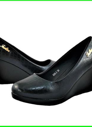 Жіночі туфлі на танкетці чорні на платформі лакові шкіряні