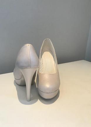 Новые свадебные туфли цвет айвори  ike nana p.35-22,5 см