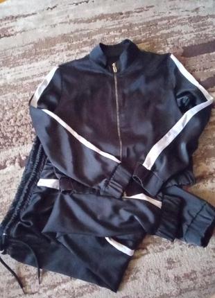 Стильний спортивний костюм