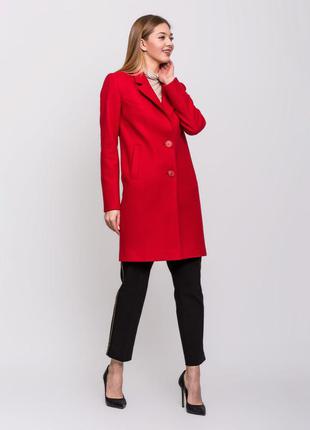Женское классическое красное полуприталенное демисезонное пальто с английским воротом