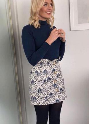 Стильна міні-спідниця з принтом, на гудзиках, зроблену з жаккарда.