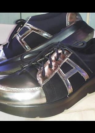 Кросівки 39размер, легка підошва,вставки срібло