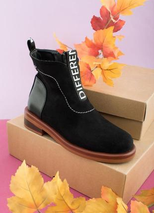 Стильные черные замшевые осенние деми ботинки низкий ход с надписью модные