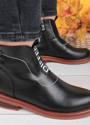 Стильные черные осенние деми ботинки низкий ход короткие с надписью2 фото