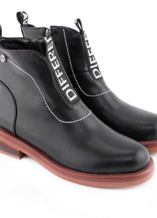Стильные черные осенние деми ботинки низкий ход короткие с надписью3 фото