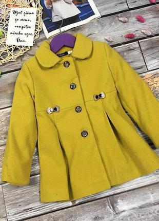 Демісезонне пальтечко на підкладці.