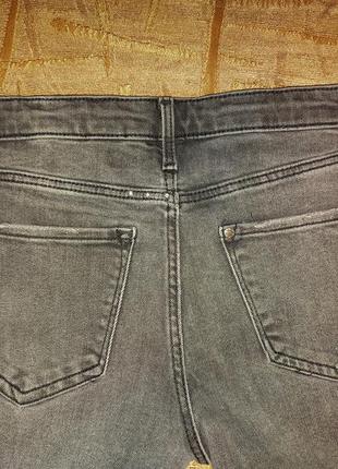 Серые джинсы для девочки с рваными коленами2 фото