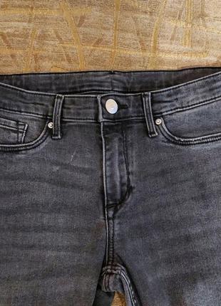 Серые джинсы для девочки с рваными коленами3 фото