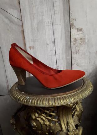 Червоні замшеві класичні туфлі на підборах замша р 38