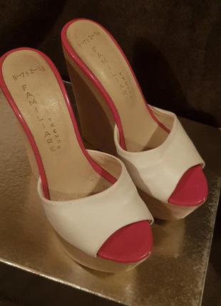 Босоніжки, білі з рожевим , танкетка світло.беж італія 36 розмір натуральна шкіра