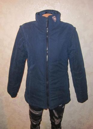 Куртка 3в1-двухсторонняя, а еще может быть жилеткой, так как отстегиваются рукава