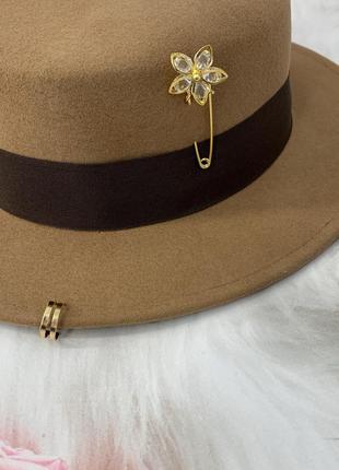 Шляпа канотье с цепью и пирсингом pin flower фетровая бежевая4 фото