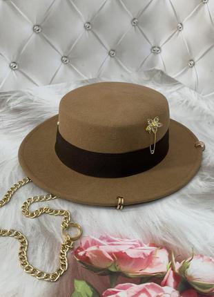 Шляпа канотье с цепью и пирсингом pin flower фетровая бежевая2 фото