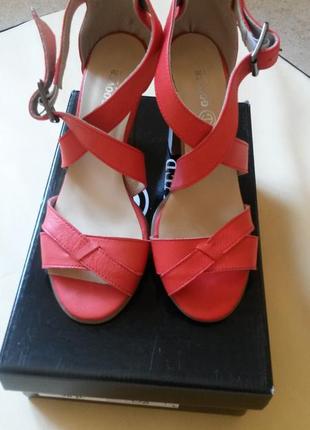 Яркие босоножки goover р.38
