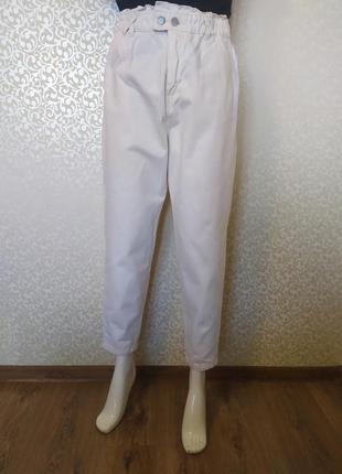 Мом джинси кольору "пломбір"stradivarius