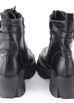 Стильные черные осенние деми ботинки на тракторной подошве с ремешками5 фото