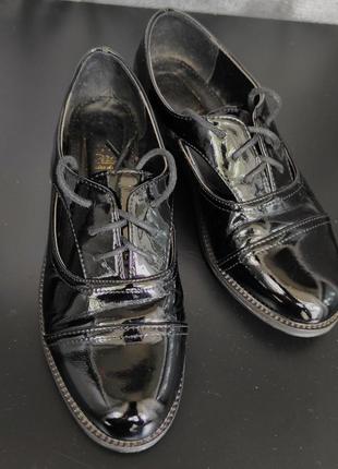 Лаковые туфли на шнурках на низком ходу.3 фото